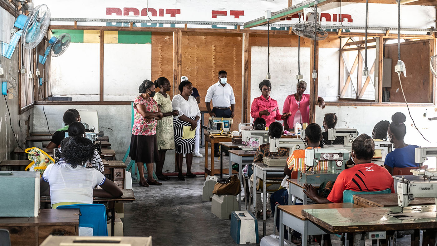 TzuchiUSA-haiti-sewing-class_0001_20210517-Haiti-以工代-缝纫技能开課,攝影 凱幸雅( Keziah Jean) (30)