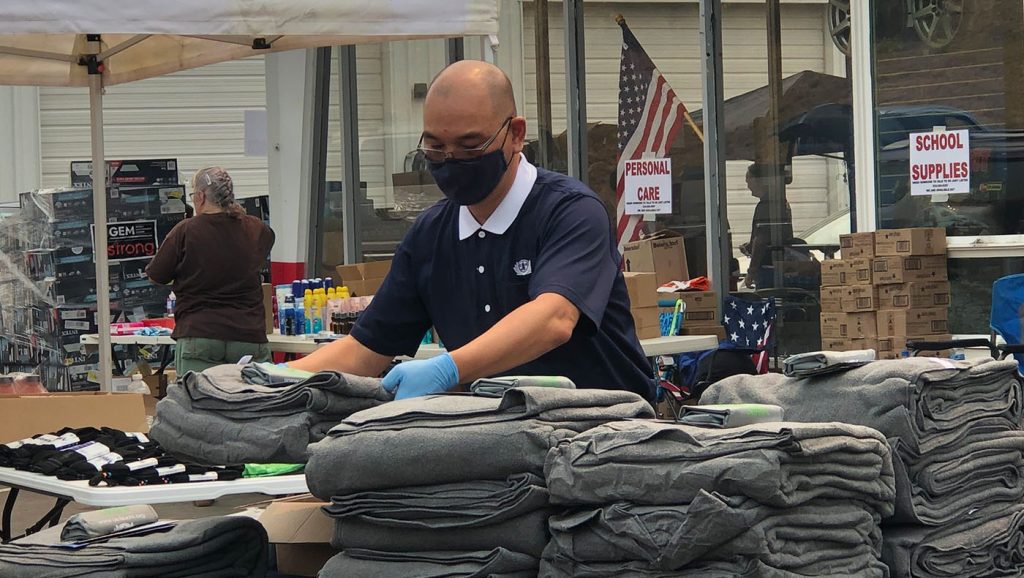 Tzu Chi volunteers from the Northwest Region Branch carefully arrange blankets and supplies for Dixie Fire survivors in preparation for the disaster relief distribution. Photo/Grace Chen
