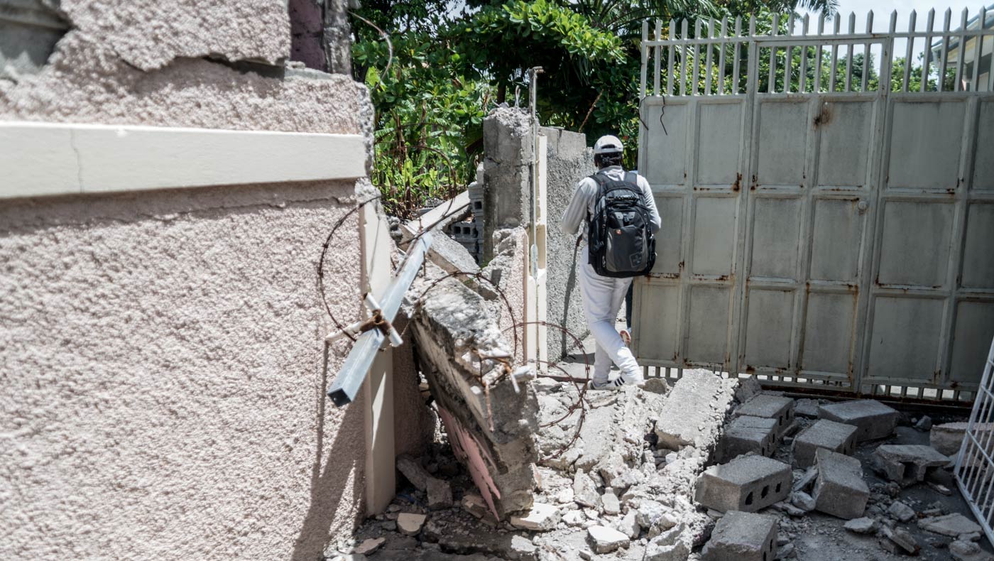 學校圍牆也傾塌。攝影／瑞吉諾·盧桑二世