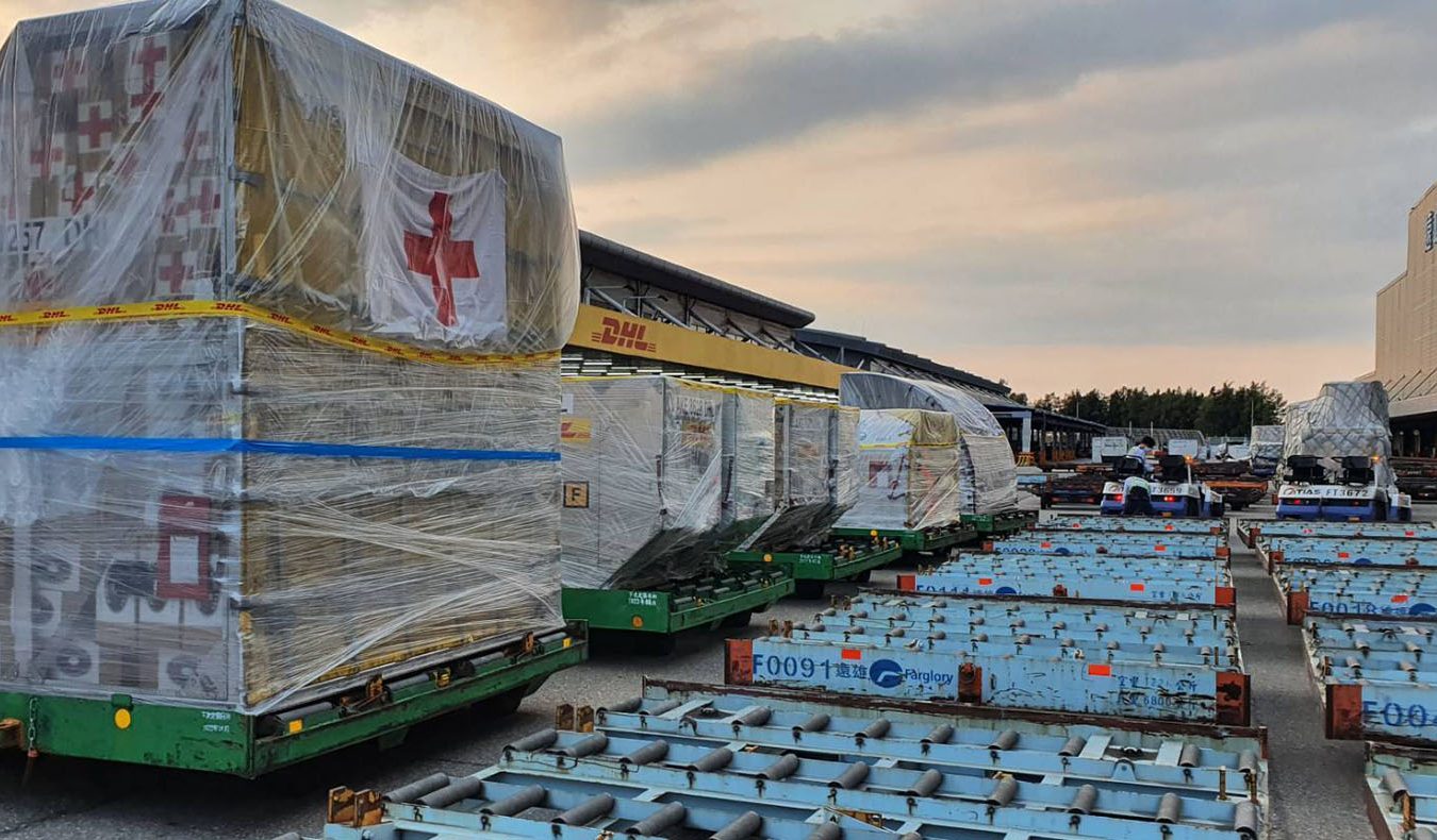 台灣慈濟本會以空運緊急送出一批援助海地的急難救助物資。
