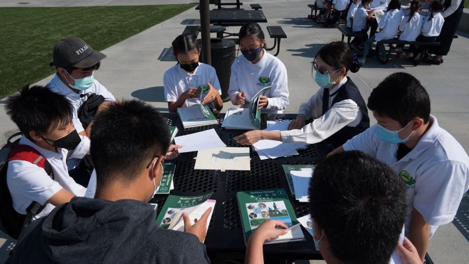 Estudiantes Y Maestros se Reencuentran en la Academia de Tzu Chi en Cupertino