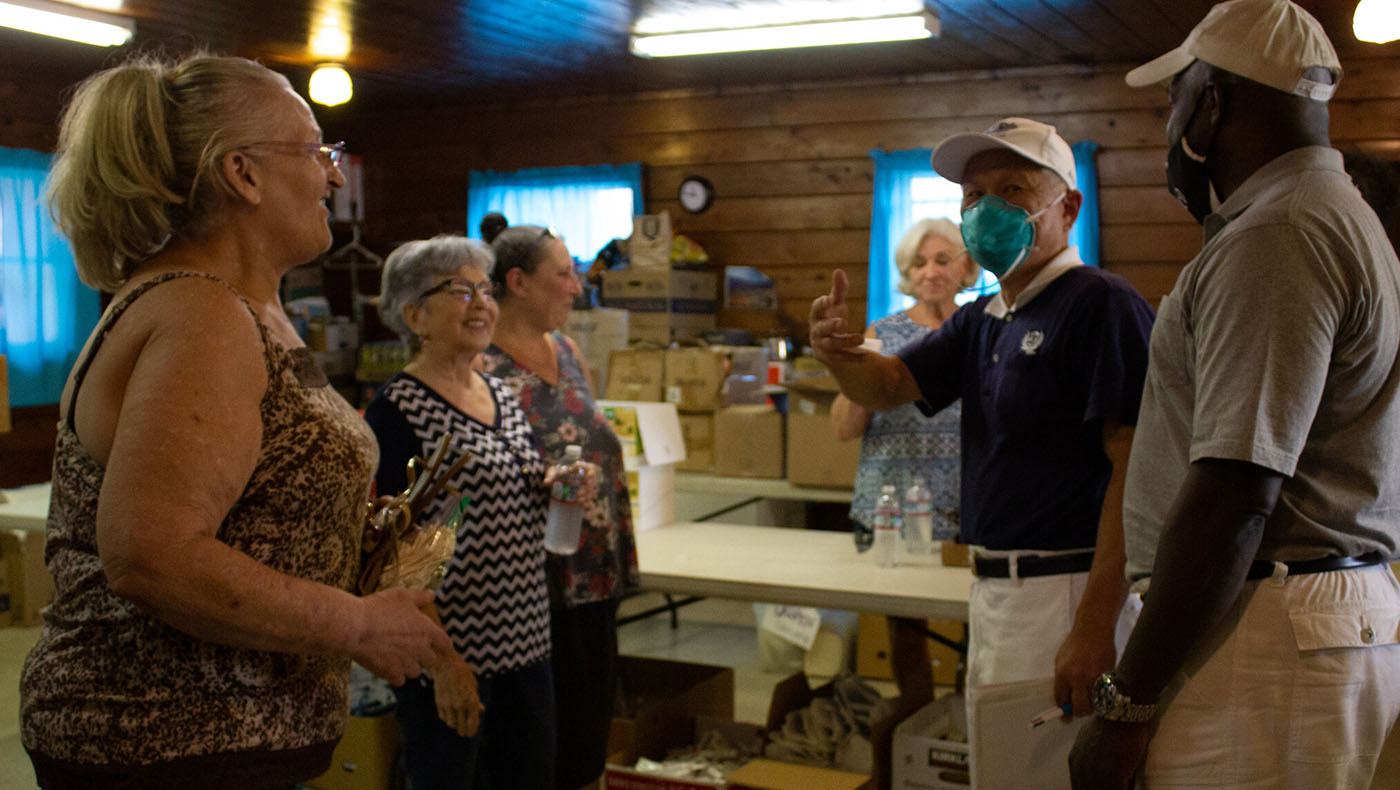 父親河災民服務處的社區志願者為災民提供免費的衣服、食物和物資。攝影／陳世興