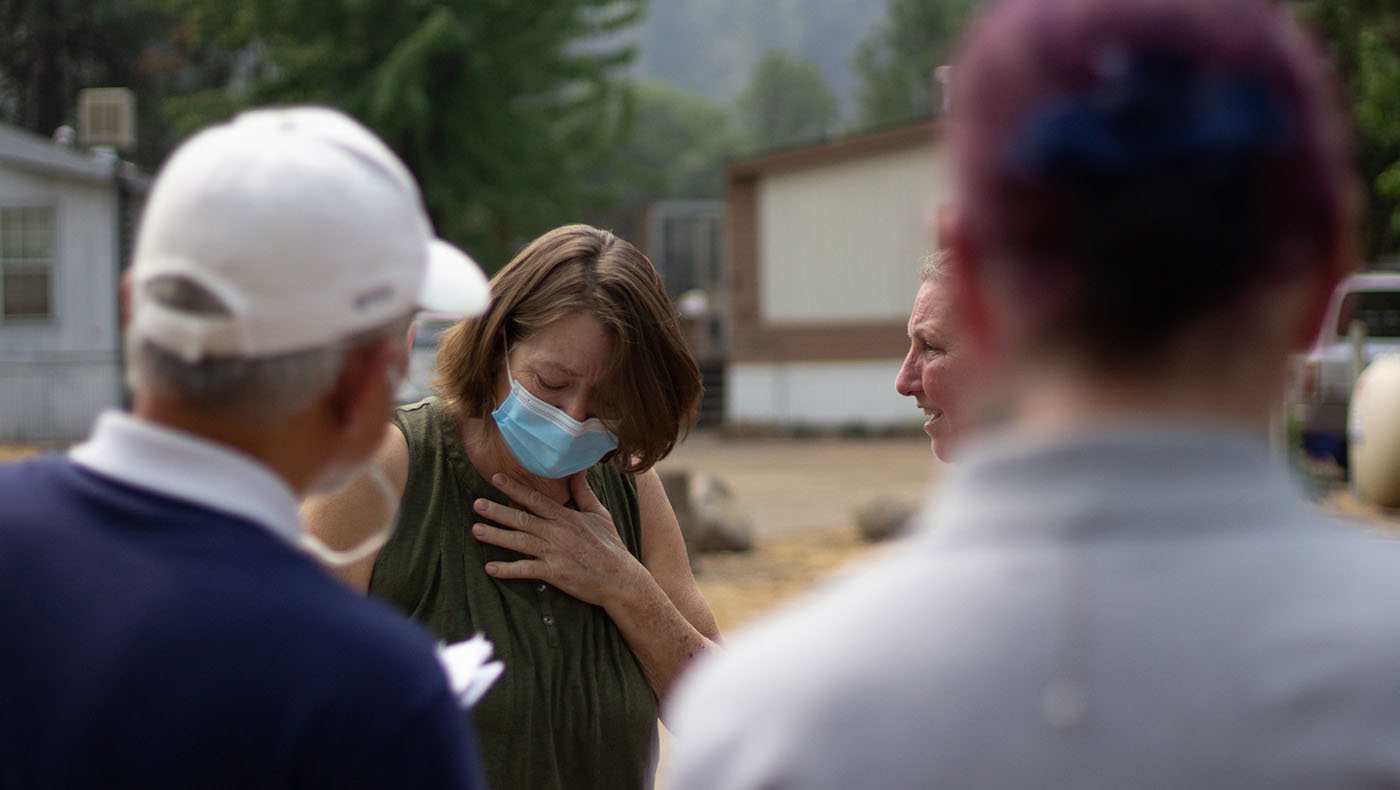 左絲的鄰居向志工娓娓道來她在當地經歷過好幾場可怕的山火。攝影／陳世興