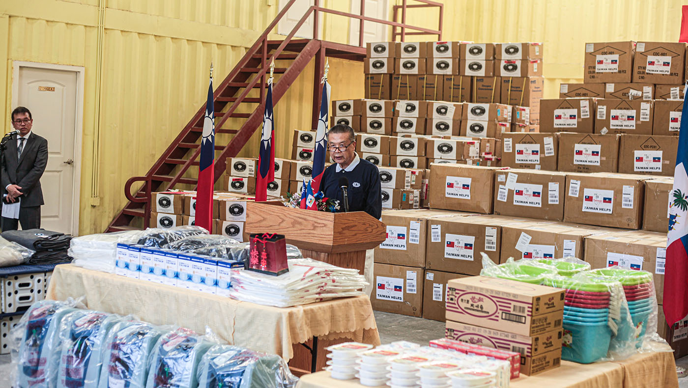 慈濟賑災關懷團領隊志工陳健在物資捐贈儀式中致詞。