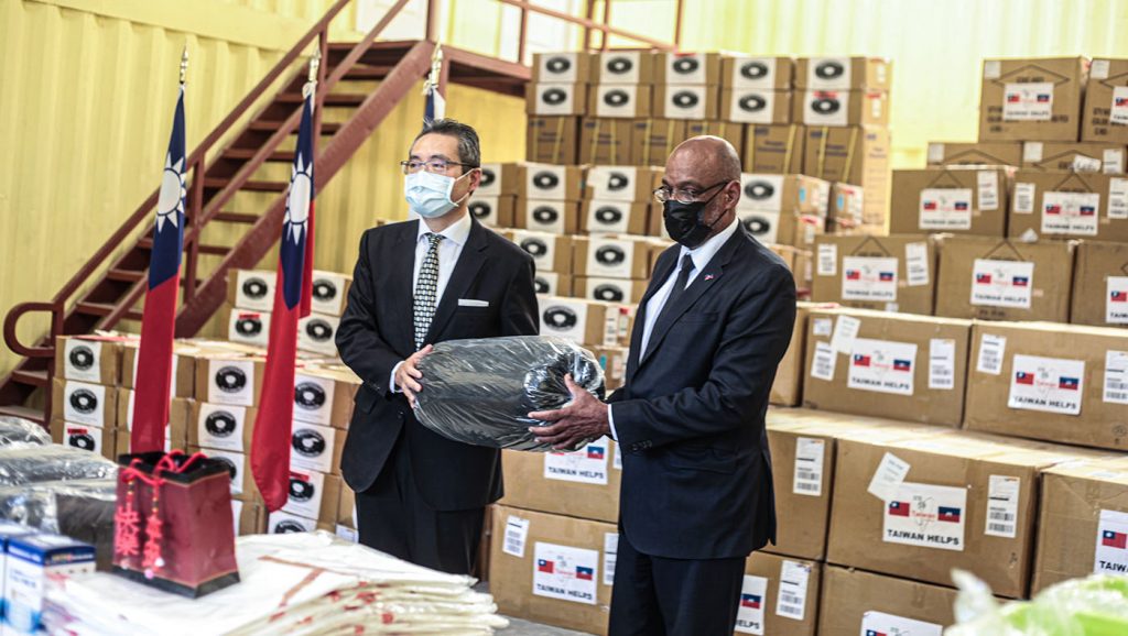 捐贈儀式中，中華民國駐海地大使古文劍代表捐贈物資給海地，由海地總理阿里爾·亨利代表接受。