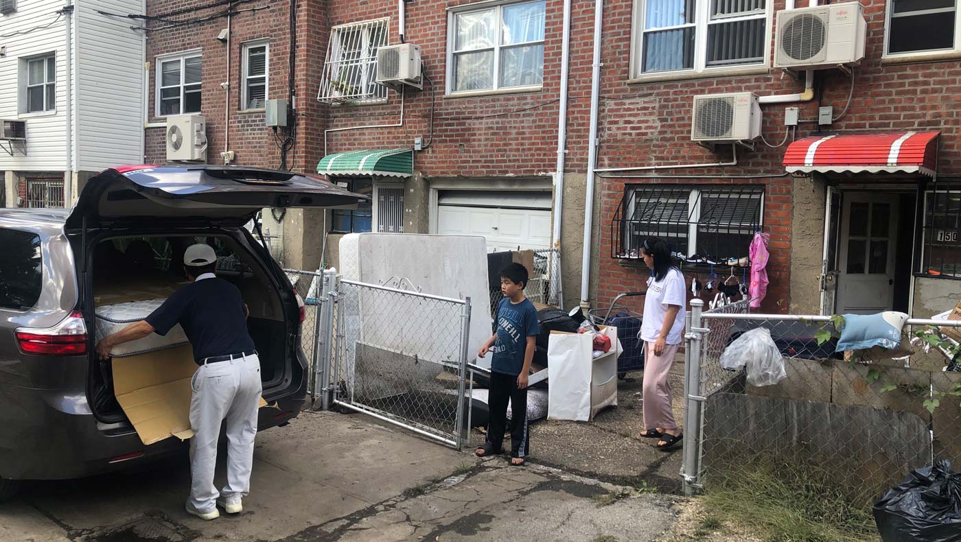 Volunteers deliver used mattresses and cabinets the next day so that the families affected by flooding can use them temporarily. Photo/Shan Shan Chiang