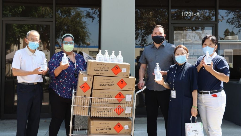 慈濟醫療基金會董事長葛濟捨和志工們捐贈大批乾洗手液給太平洋診所。攝影／駱淑麗