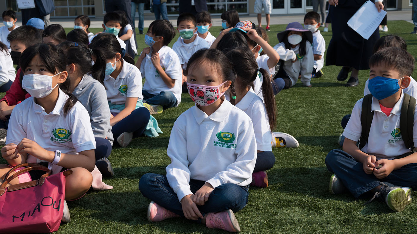 On the day of the Back-To-School ceremony, students happily assemble on the campus lawn and listen to their teachers’ instructions. Photo/Wen Chu