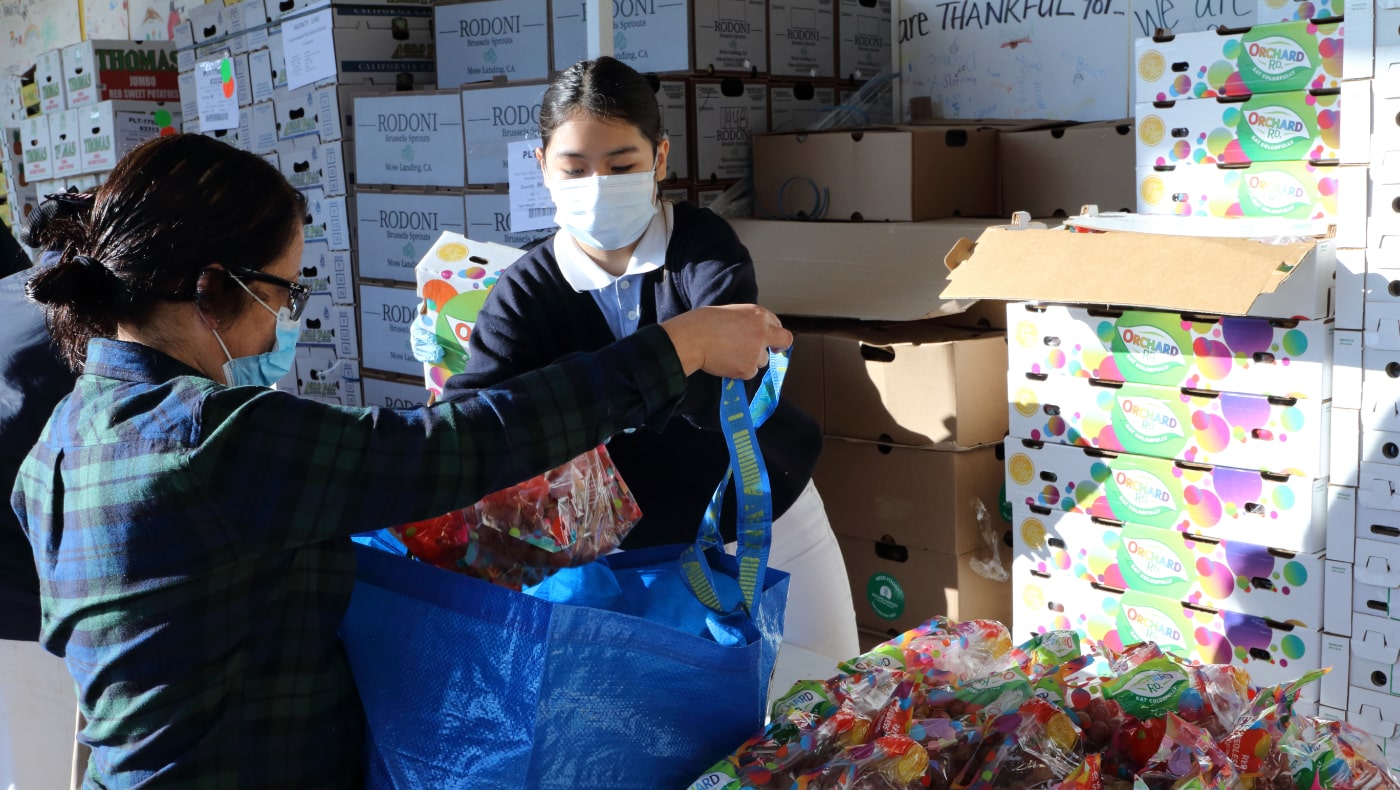 Tzu Chi USA’s Silicon Valley volunteers assist community residents as they pick up free pantry staples at the East Palo Alto Community Food Bank in preparation for the upcoming Thanksgiving holiday. Photo/Pin I Pai