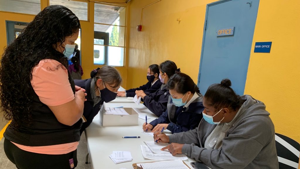 Tzu Chi Silicon Valley volunteers present cash cards to families in the East Palo Alto community. Photo/Leslie Shieh