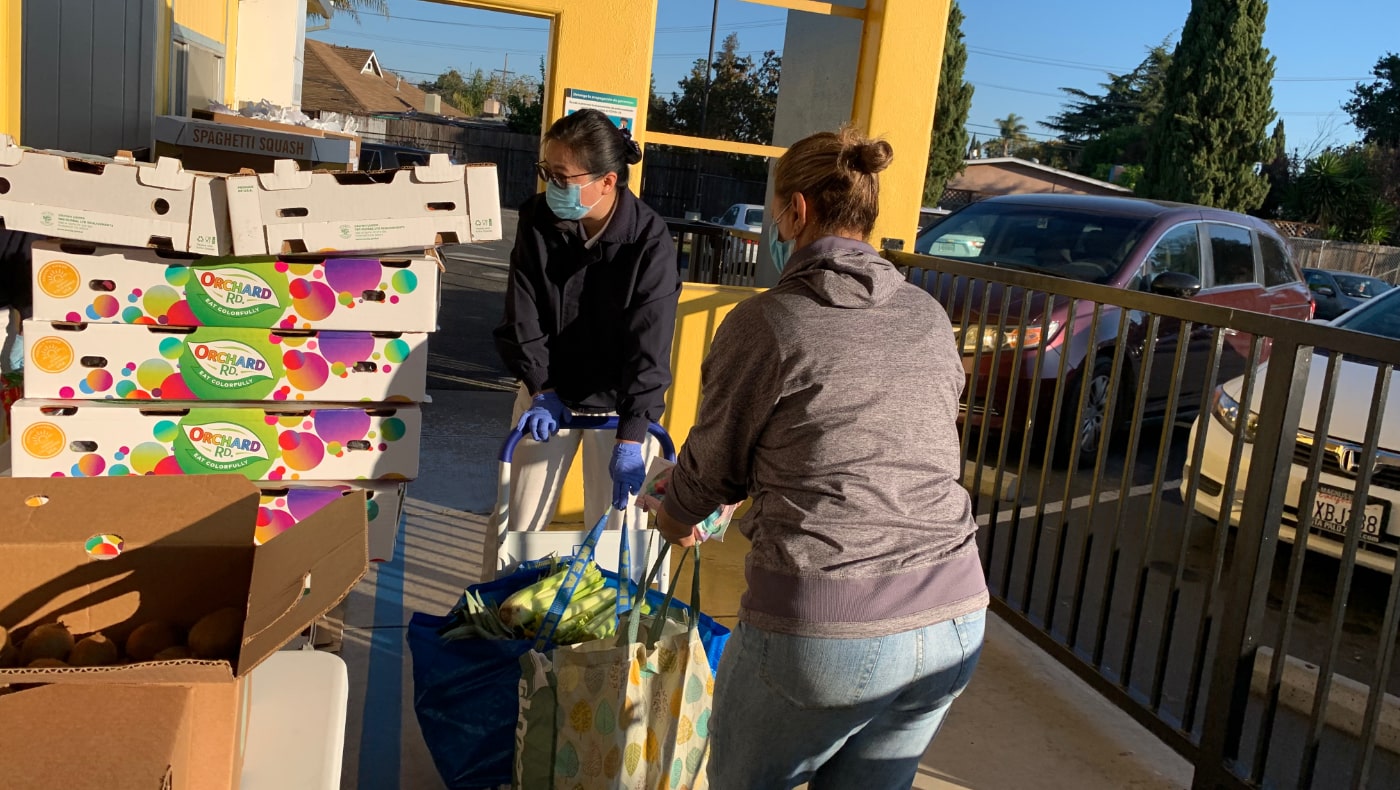 Tzu Chi USA’s Silicon Valley volunteers assist community residents as they pick up free pantry staples at the East Palo Alto Community Food Bank in preparation for the upcoming Thanksgiving holiday. Photo/Leslie Shieh