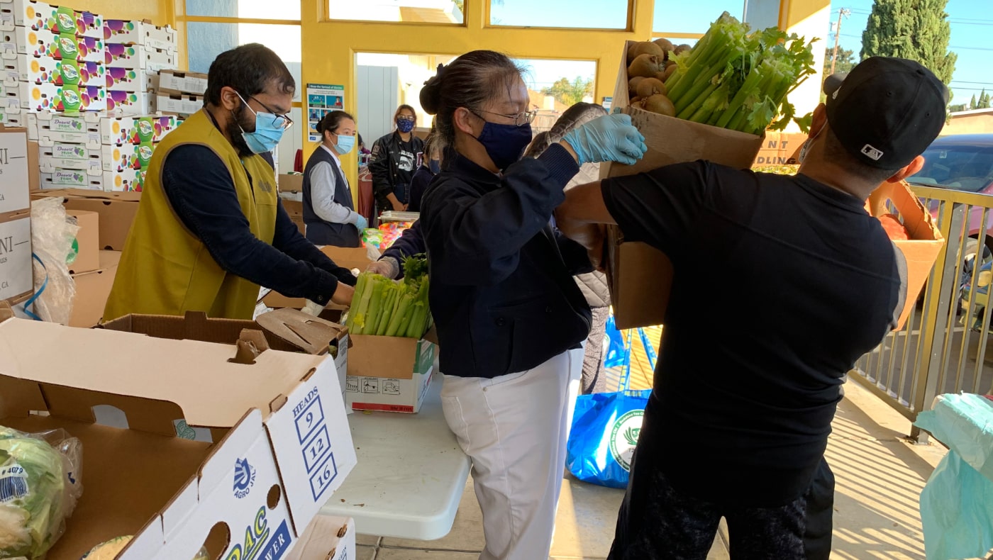 Tzu Chi USA’s Silicon Valley volunteers assist community residents as they pick up free pantry staples at the East Palo Alto Community Food Bank in preparation for the upcoming Thanksgiving holiday.Photo/Leslie Shieh