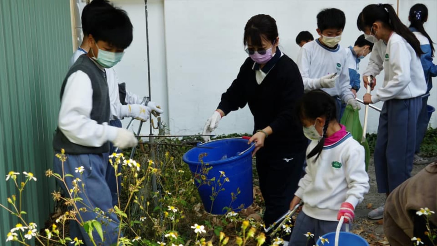 台南慈濟學校的全球慈悲大挑戰行動。小學部與幼稚園部進行歲末社區掃街活動。