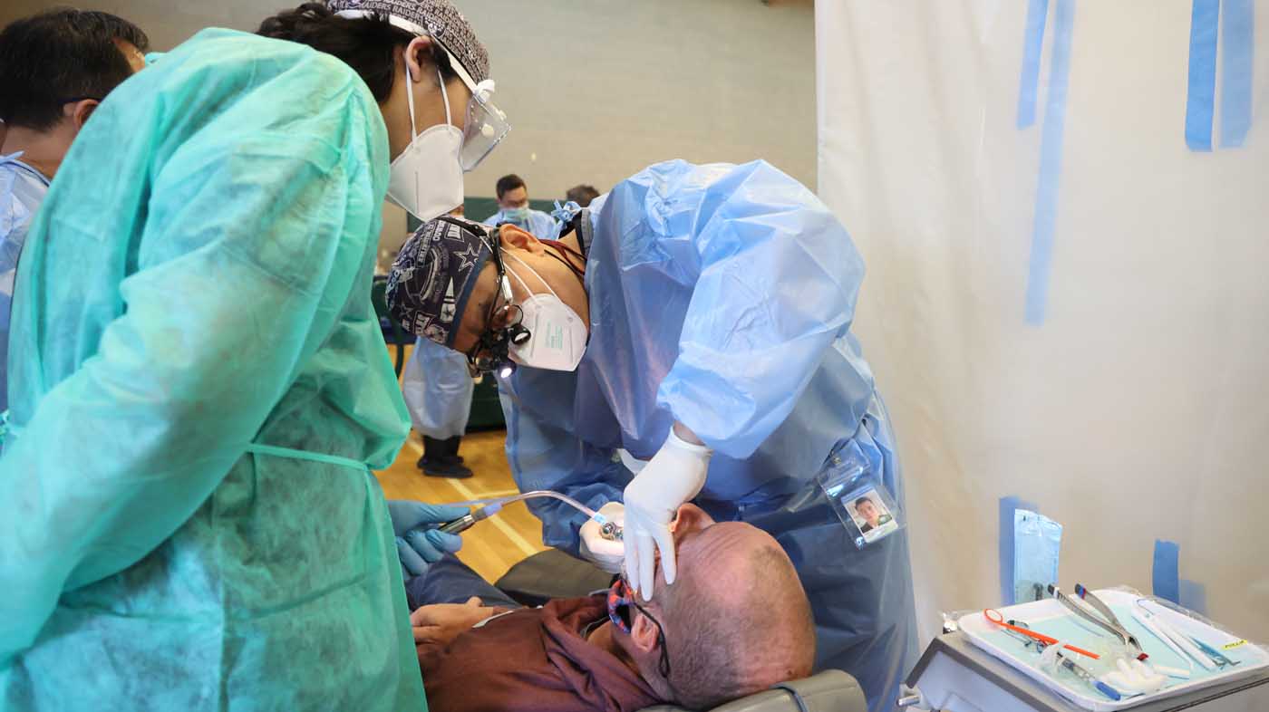 TzuChi-ES-3-2-Atendiendo A Pacientes Mientras Se Renova Clinica Dental De Tzu Chi En Las Vegas