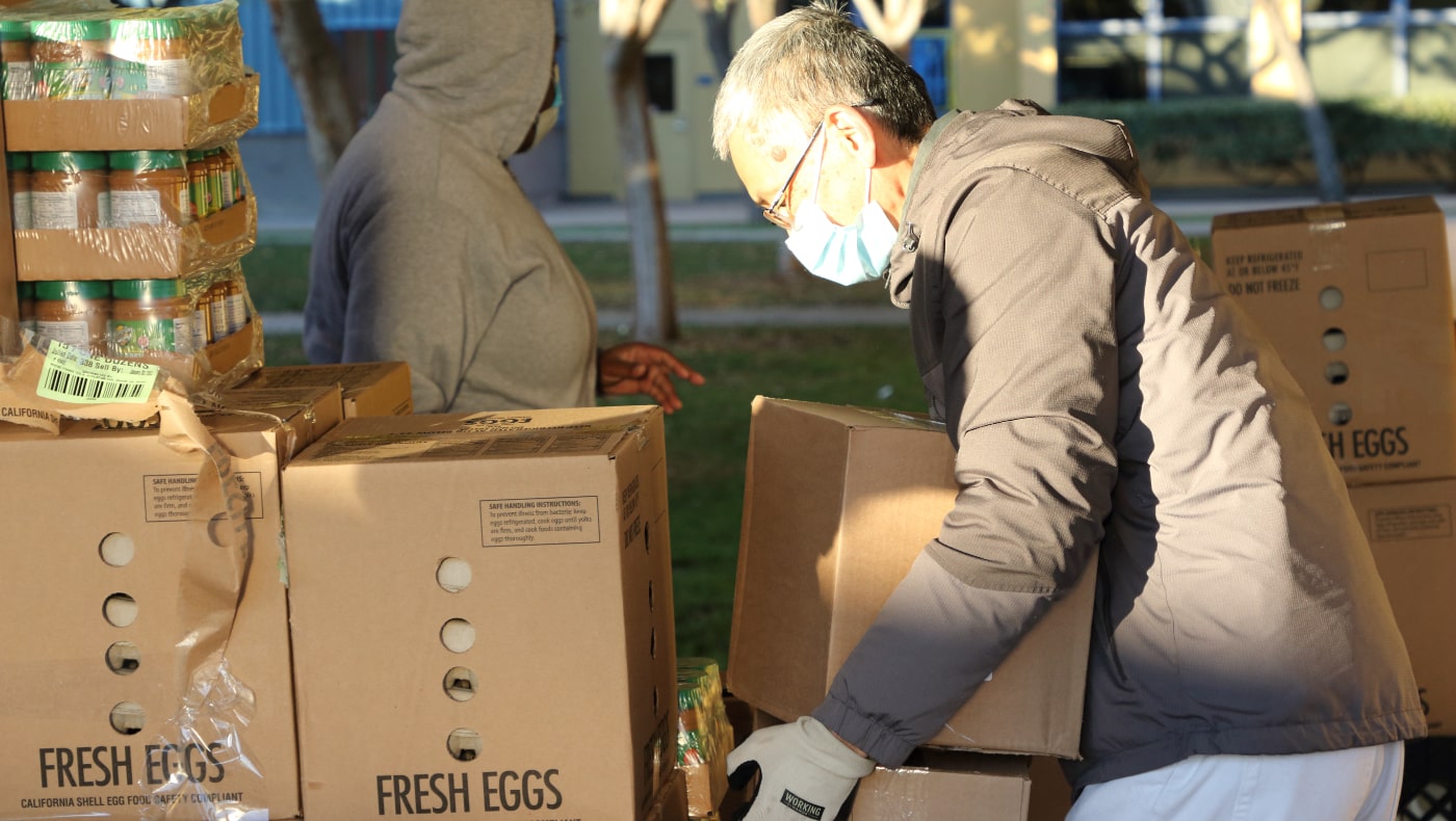 在科斯塔諾小學 (Costano School) 有另一組志工負責一個月兩次的例行社區食物發放，一早就到發放現場準備。攝影 / 白斌一