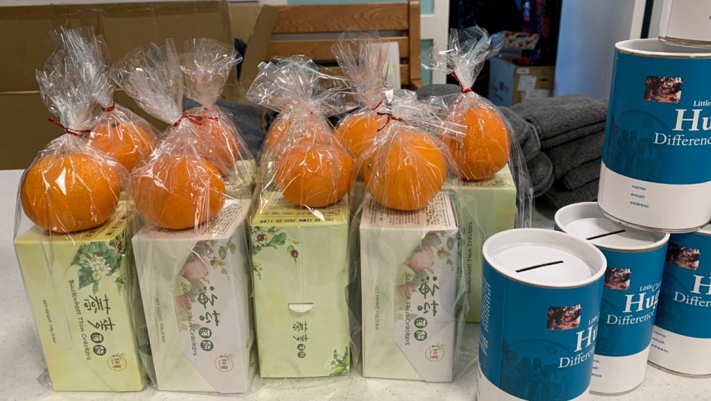 正逢中國過年，發放時特別帶去橘子，希望為受災戶帶去吉利和祝福。攝影／甯靜嘉