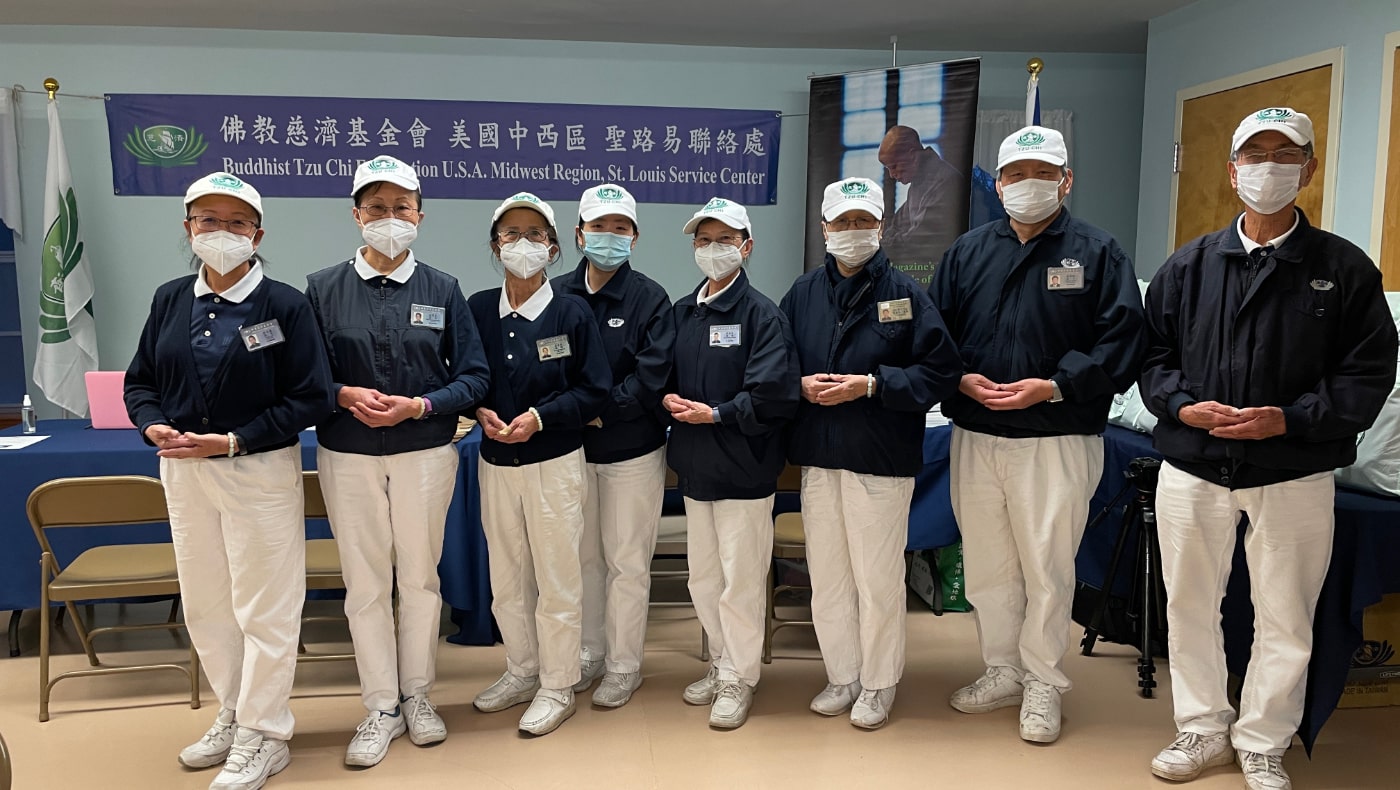 On December 17, a disaster assessment team consisting of Chicago volunteers visit the first distribution site at the Tzu Chi St. Louis Service Center. Photo/Yue Ma