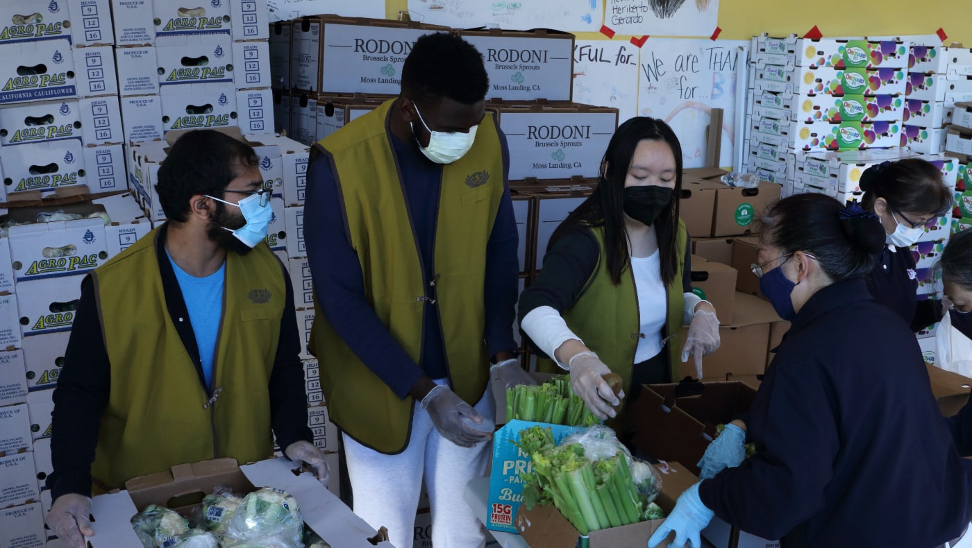 Seven students from the Tzu Chi Collegiate Association (Tzu Ching) at Stanford University come to the food bank to help. Photo/Pin I Pai