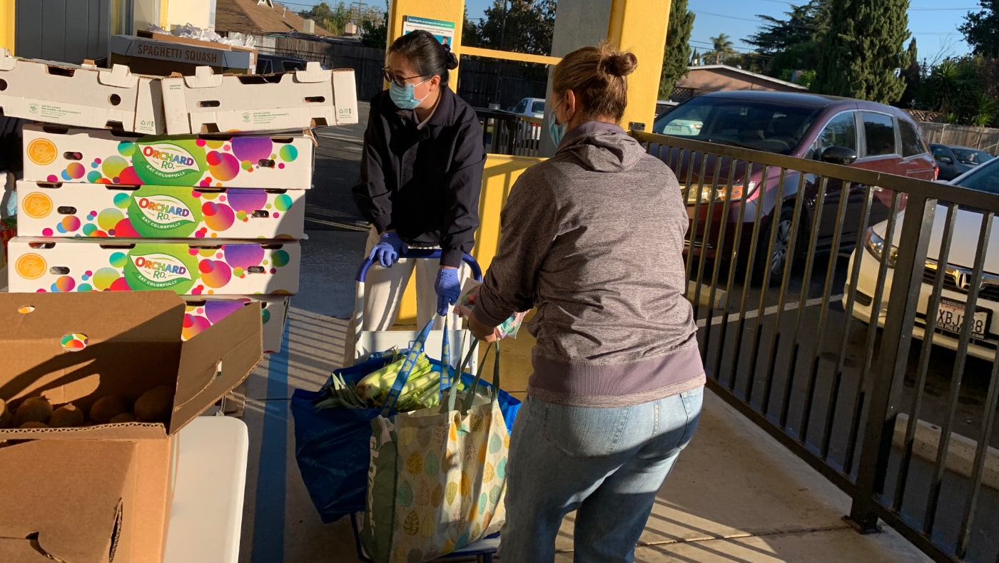 Tzu Chi USA’s Silicon Valley volunteers assist community residents as they pick up free pantry staples at the East Palo Alto Community Food Bank in preparation for the upcoming Thanksgiving holiday. Photo/Leslie Shieh