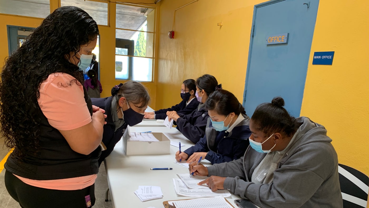 Tzu Chi Silicon Valley volunteers present cash cards to families in the East Palo Alto community. Photo/Leslie Shieh