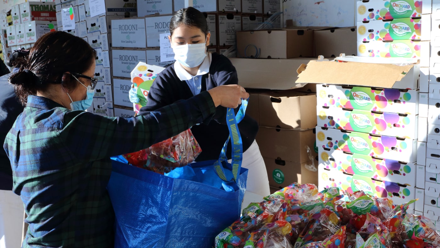 Tzu Chi USA’s Silicon Valley volunteers assist community residents as they pick up free pantry staples at the East Palo Alto Community Food Bank in preparation for the upcoming Thanksgiving holiday. Photo/Christina Chang
