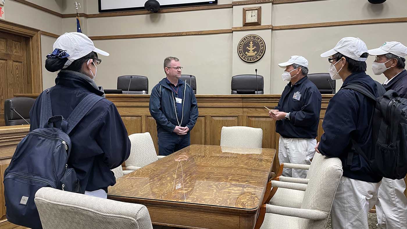 Volunteers visit Bowling Green’s city hall to meet with Mayor Todd Alcott. Photo/Yue Ma
