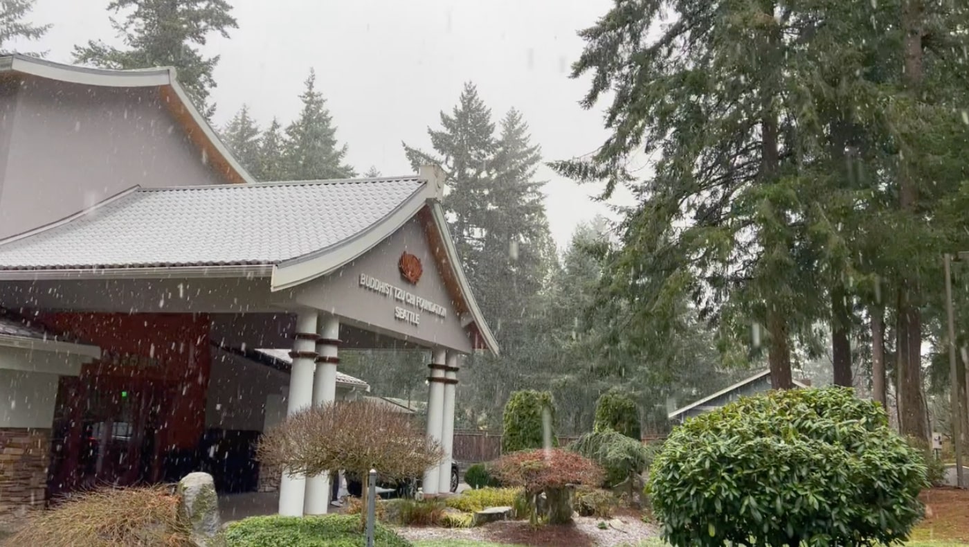 On the day of the winter distribution, Seattle sees its first snowfall. Photo/Tzu Chi Volunteer