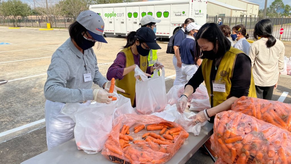 志工們分工整理及打包裝袋蔬果。攝影／吳育宗