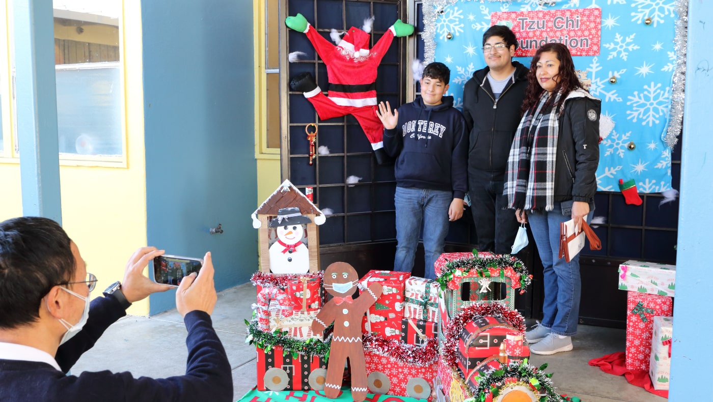 Families smile for the camera at the holiday distribution event. Photo/Binyi Bai