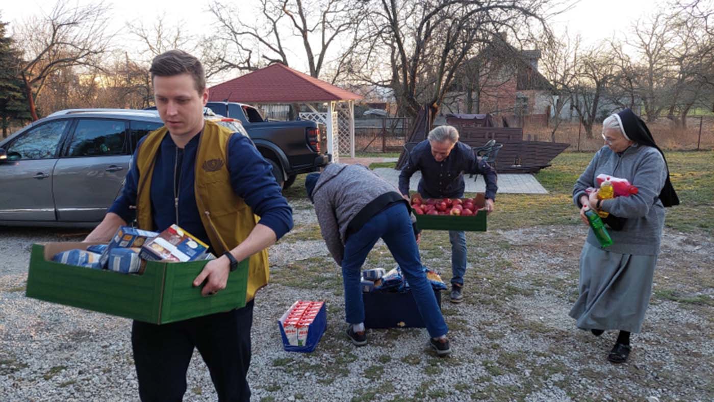 El voluntario Lukasz Baranowski y sus compañeros de equipo ayudan a traer las provisiones. Foto/Tzu Chi Polonia