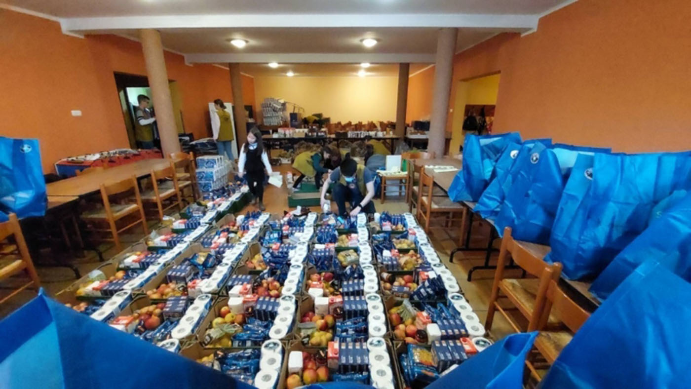 Los voluntarios organizan los suministros para cada beneficiario. Foto/Tzu Chi Polonia