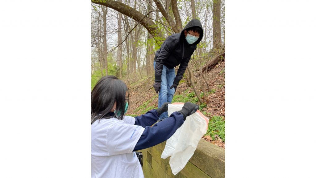 美國華府地區慈濟青年志工清潔公園小徑。 圖片來源／慈濟華府分會