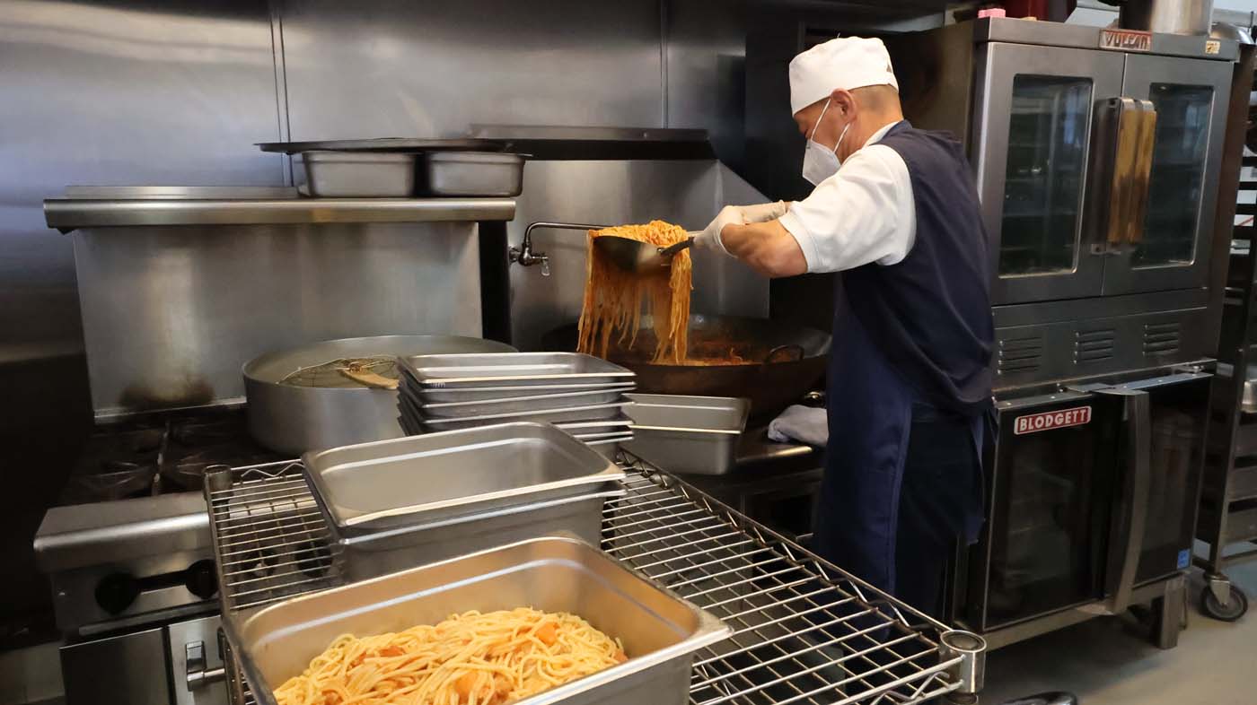 La pasta con salsa de tomate, la pasta con salsa de champiñones, el strichetti y la pasta teriyaki, que son populares entre los niños, son la especialidad del chef.