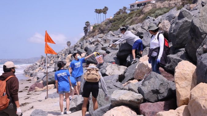 Voluntarios y padres de familia unen sus fuerzas para limpiar la playa de San Clemente