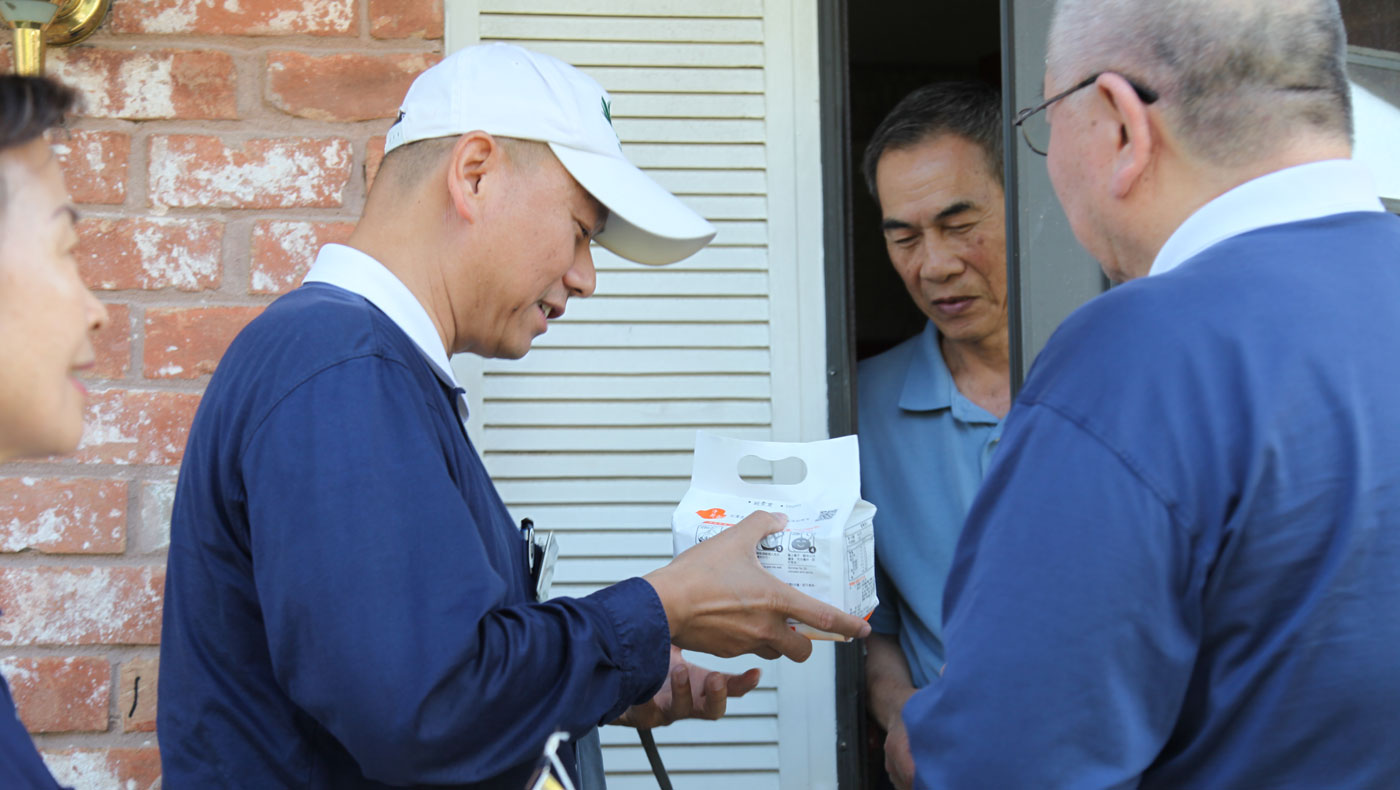 Making home visits in Texas after Hurricane Harvey in 2017. Photo/Tzu Chi USA