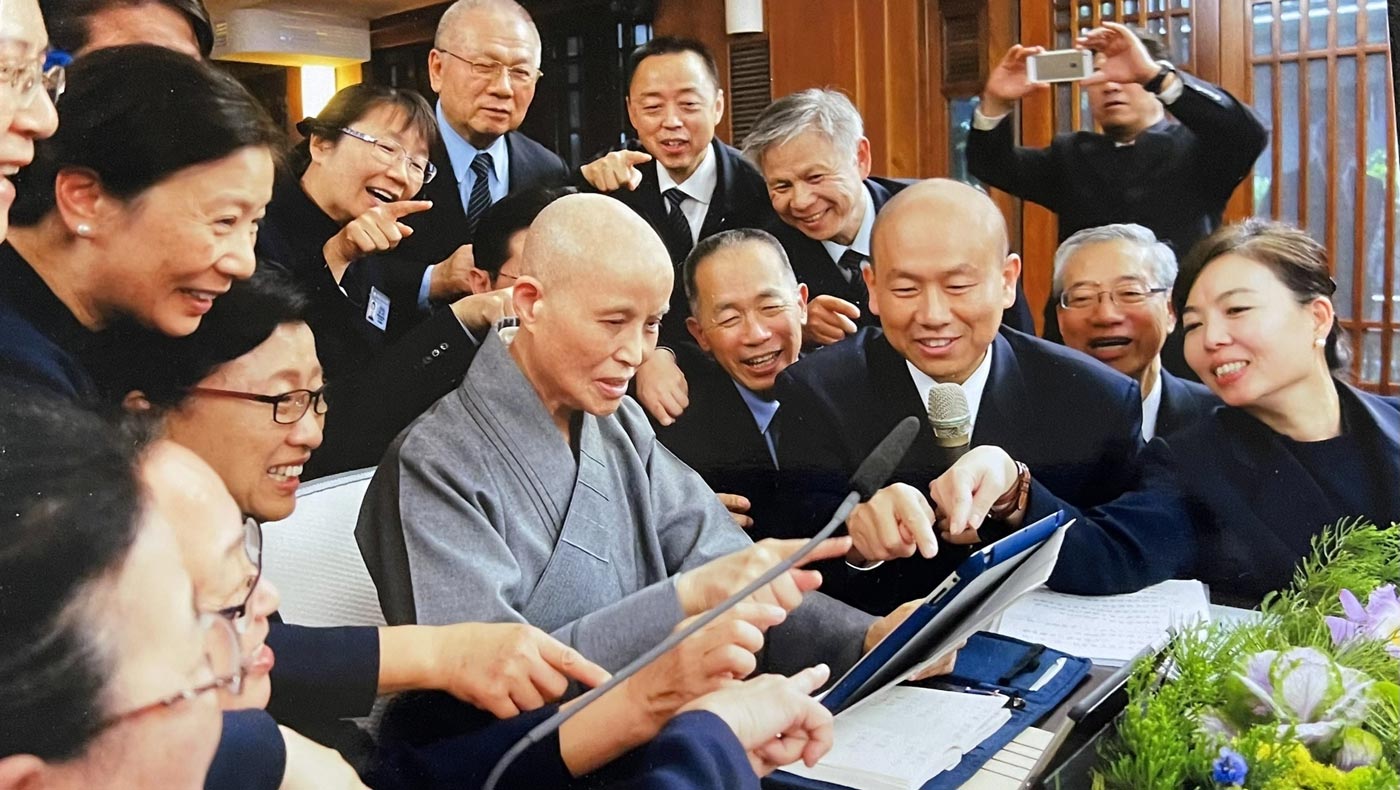 Demonstrating Tzu Chi Connect to Dharma Master Cheng Yen at the Jing Si Abode in Hualien, Taiwan. Photo/Tzu Chi USA