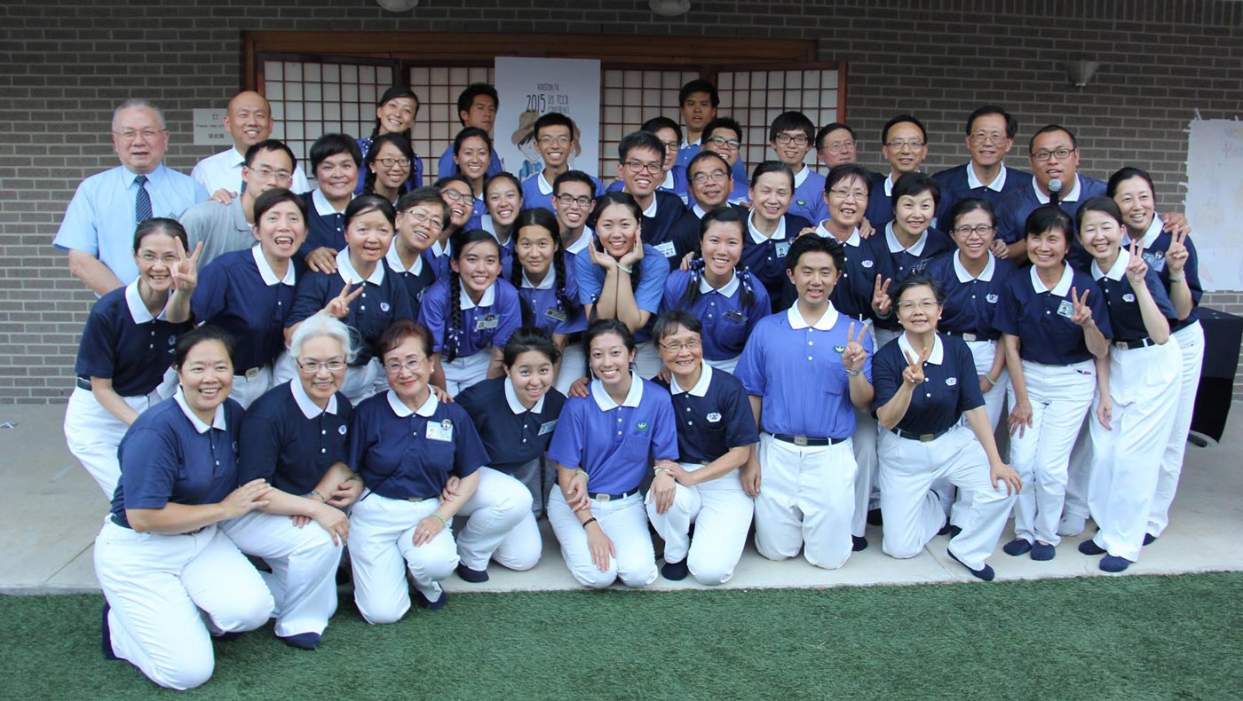 The 2015 US TCCA Leadership Conference is held in Houston, Texas. Everyone is reluctant to say goodbye at the end and takes a group photo. Taishan Huang, Tzu Chi USA Southern Region Executive Director (back left), and Han Huang (back second left) pose with the group.