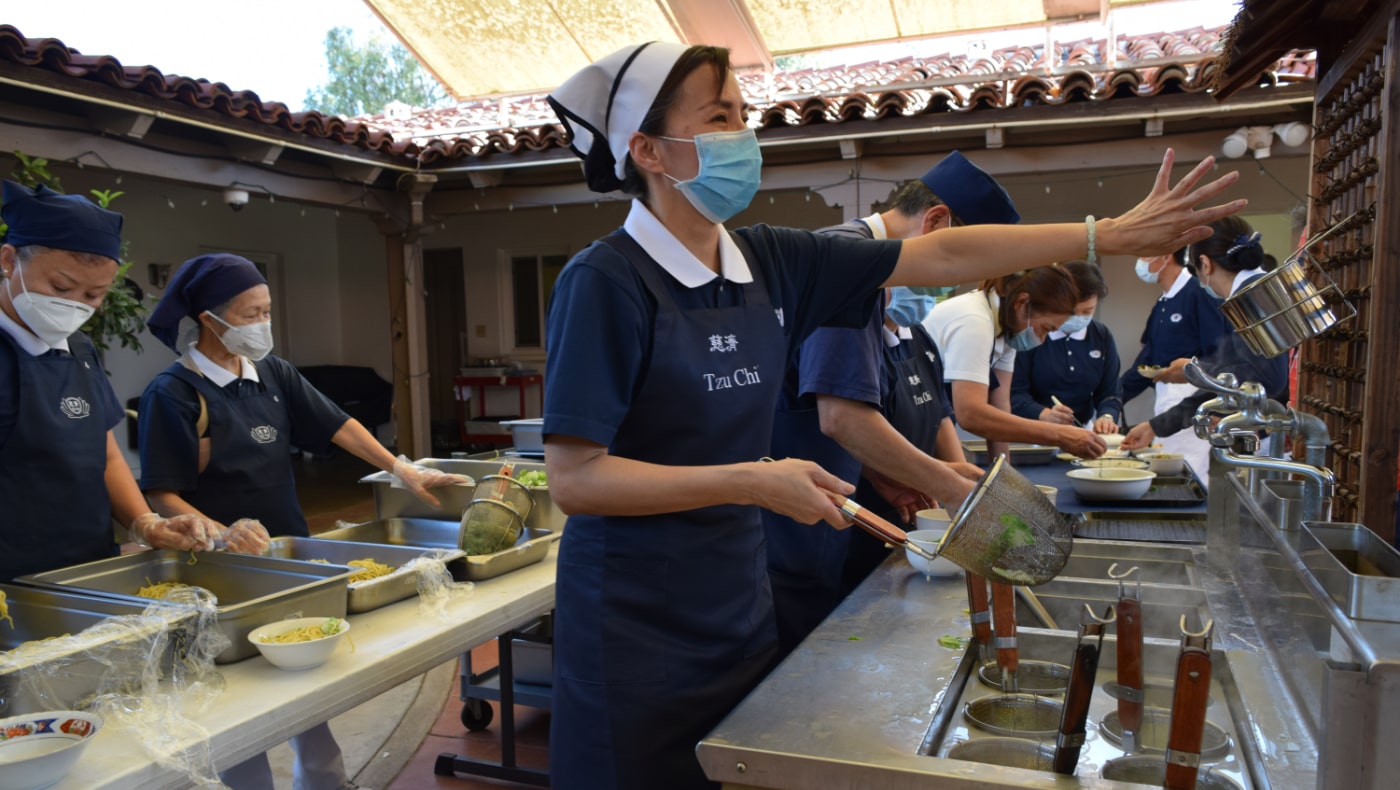 總會園區的餐飲志工團隊在最短時間內，烹製了上百人的餐點。攝影／ 李律慈