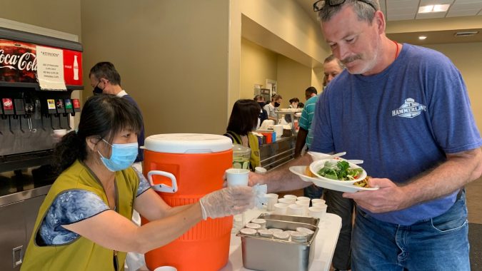 Una reunión amistosa: Voluntarios mantienen servicio de alimentos de largo plazo