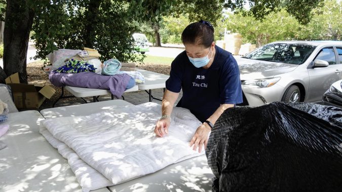 Tzu Chi Volunteers Pack Comforters for Burmese Refugees