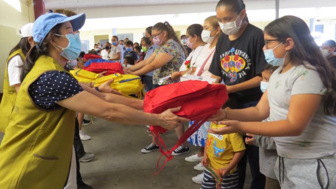 Tzu Chi Cerritos distribuyó mochilas escolares llenas de amor