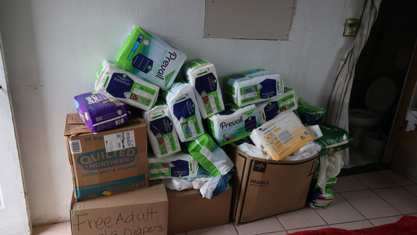 Tzu Chi entregó pañales y otros suministros en el asilo de ancianos. Foto/Shuli Lo