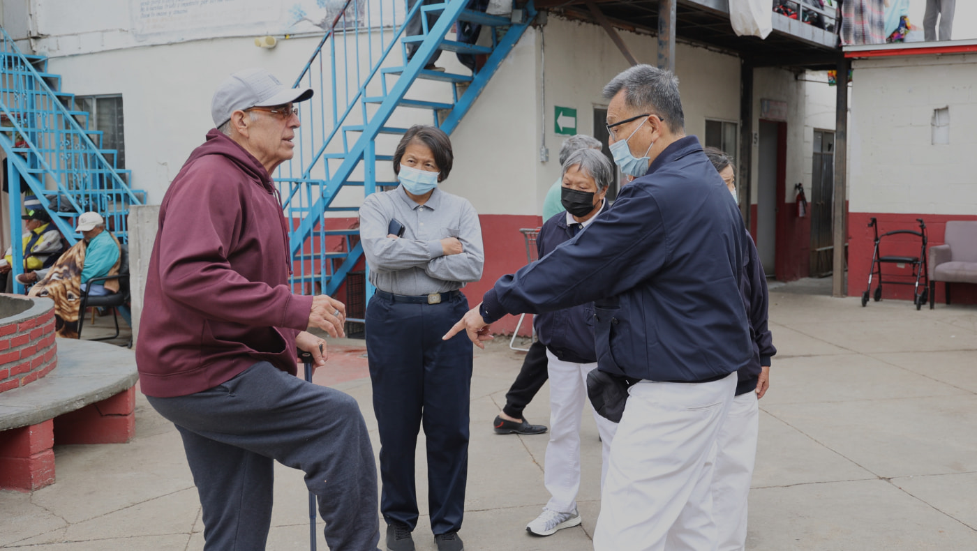 Antonio (el primero a la izquierda), recibió el tratamiento de acupuntura por parte del Dr. Sihong Wang (primero a la derecha). Foto/ Shuli Lo