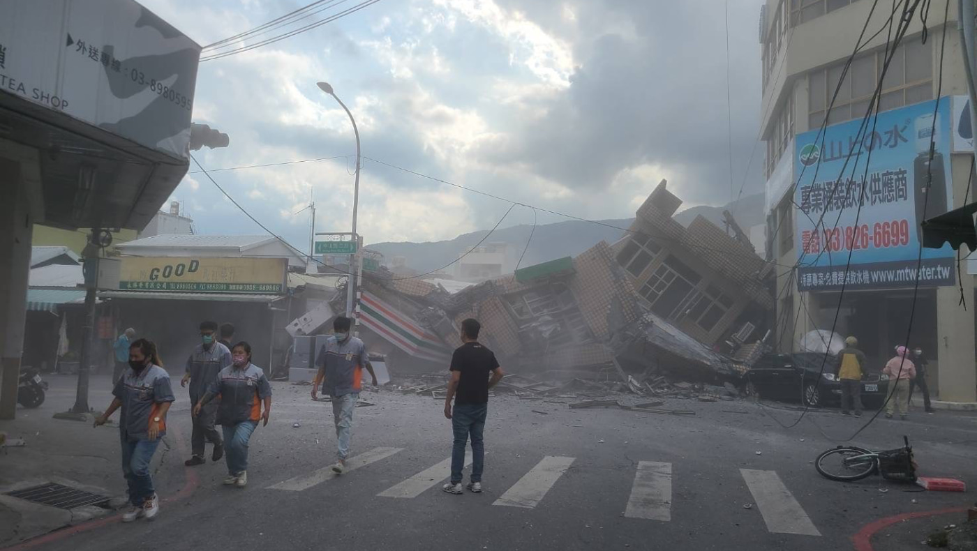 A three-story building in Yuli collapses due to the powerful tremors, sending forth an immense amount of dust. Photo/Courtesy of Tzu Chi Foundation
