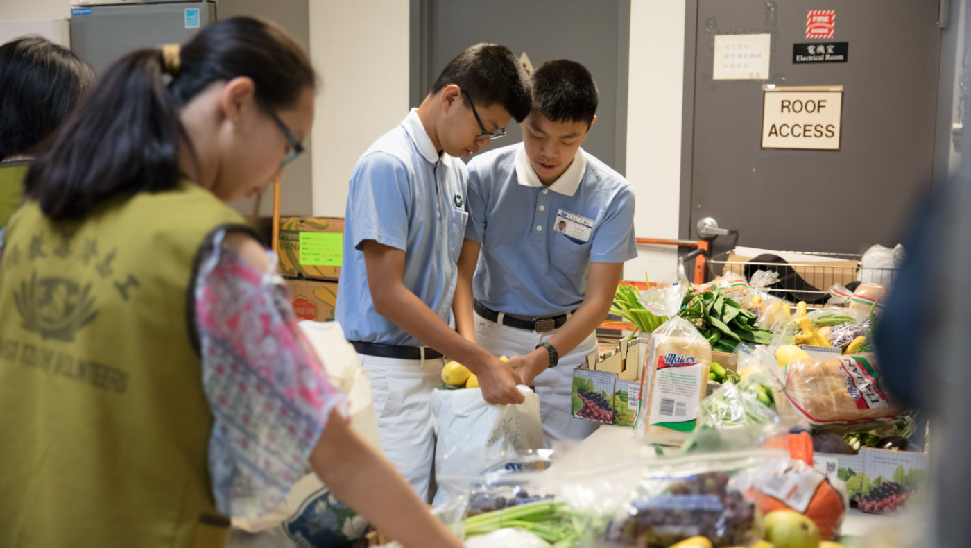 Many school children volunteered to join the team to help with the distribution activities during the summer vacation on July 14, 2018. Photo/ Wankang Wang