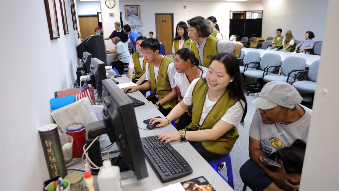On July 26, 2019, students from the Sichuan University of Electronic Science and Technology visited the New Jersey Branch Office to learn about the operation of "Food Pantry". Photo/ Wankang Wang
