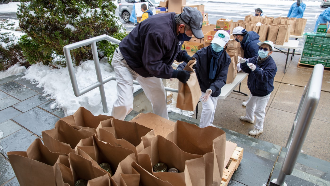 On December 18, 2020, volunteers braved the snowy weather to organize supplies outside. Photo/ Wang Wankang