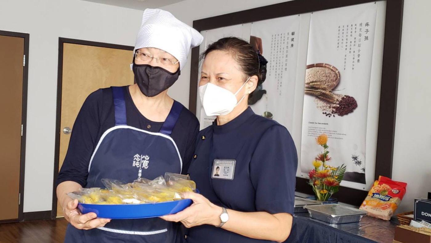 王文漪老師（左一）帶來自製的咖哩餃。攝影／黃芳文