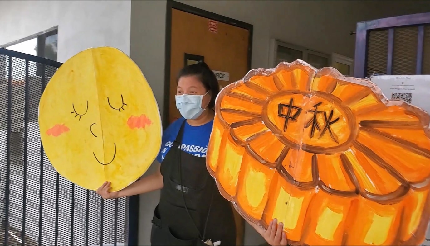 中文老師謝晨韻為學生做了大月亮和大月餅。圖片來源／美國慈濟教育基金會