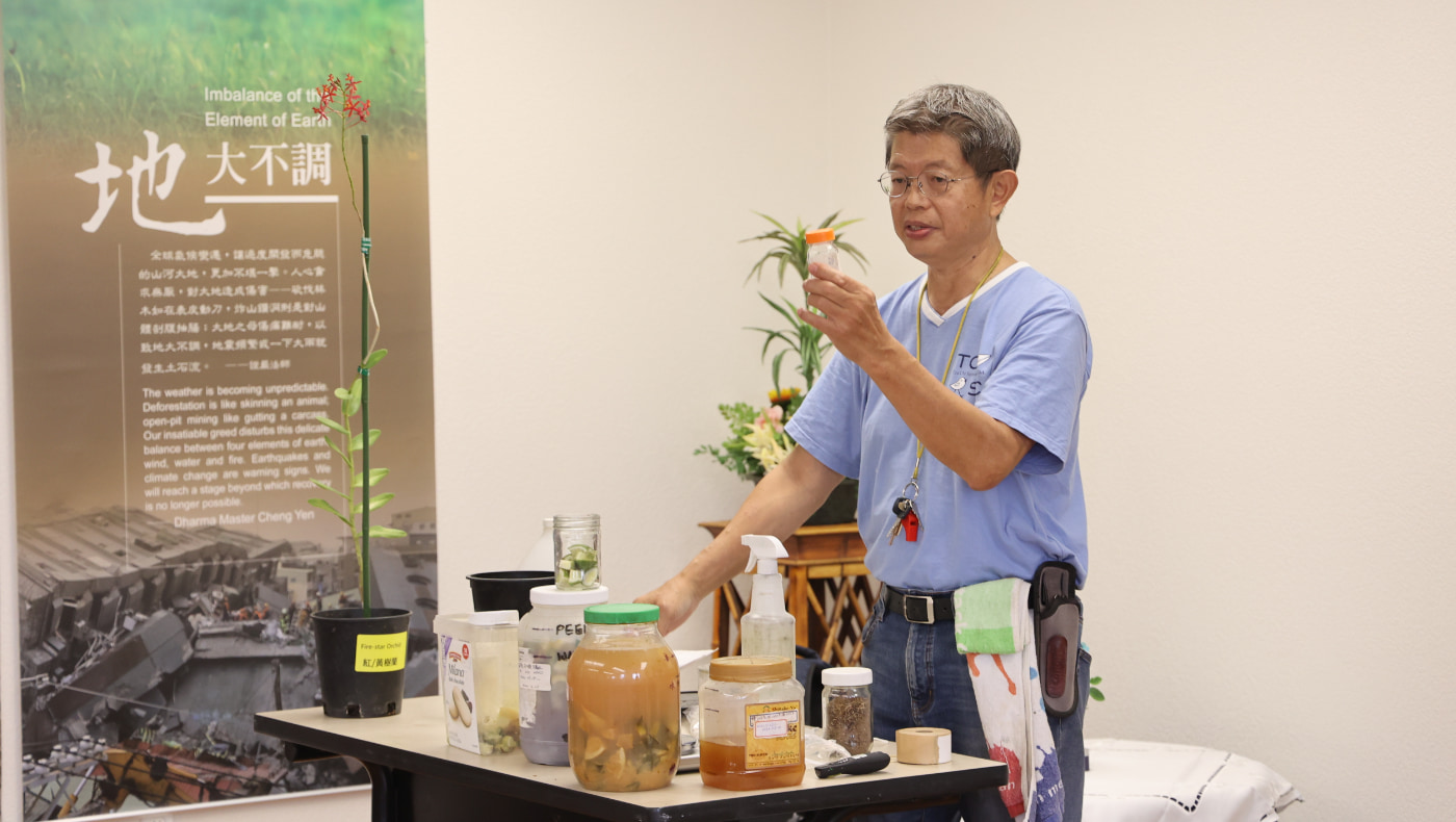 酵素專家劉智仁老師分享自製酵素的方法和用途。攝影／李律慈